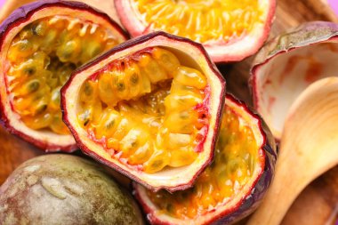 Lezzetli tutkulu meyveler ve kaşıklar, yakın plan.