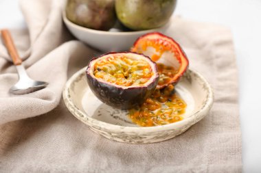 Beyaz arka planda lezzetli bir meyve tabağı, yakın plan.