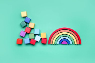 Renk arkaplanında blokları olan tahta küpler