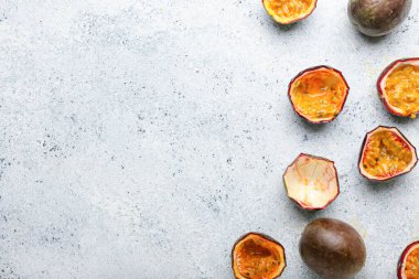 Hafif arkaplanda nefis kesilmiş tutku meyveleri