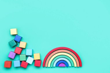 Renk arkaplanında blokları olan tahta küpler