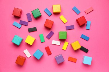 Pembe arkaplanda blokları olan renkli küpler