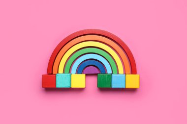 Pembe arkaplanda blokları olan renkli küpler
