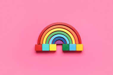Pembe arkaplanda blokları olan renkli küpler
