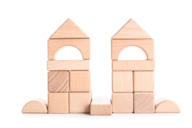 Beyaz arkaplanda tahta küpler