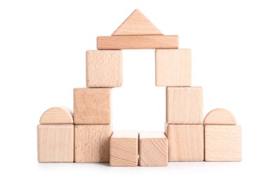 Tahta küpler ve beyaz arkaplanda bloklar