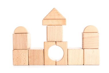 Tahta küpler ve beyaz arkaplanda bloklar