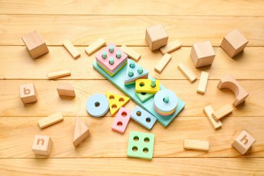 Tahta arka planda küpleri olan yapı blokları