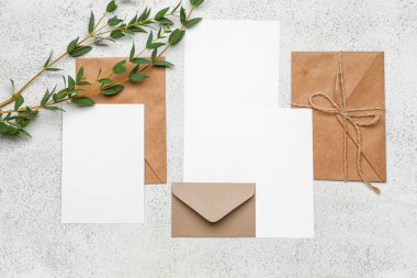 Boş kartlı zarflar ve arka planda okaliptüs dalları