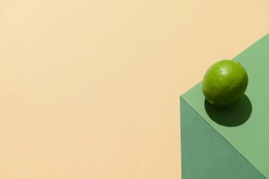 Renk arkaplanında olgun kireç