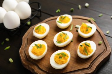 Koyu ahşap arka planda yeşil soğanlı yumurta. Paskalya kutlaması