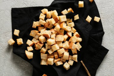 Hafif arka planda lezzetli kıtır ekmekli siyah peçete.