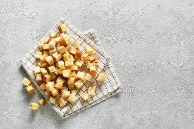 Hafif arka planda lezzetli kıtır ekmekli peçete.