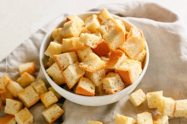 Lezzetli kızarmış ekmekler ve beyaz arka planda peçeteler, yakın plan.