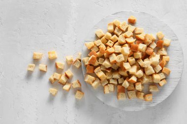 Beyaz arka planda lezzetli kızarmış ekmek tabağı