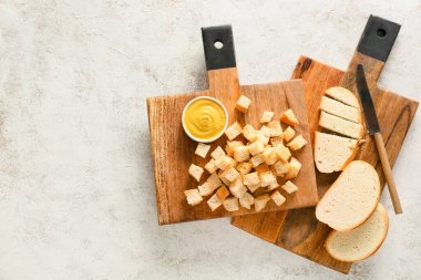 Lezzetli kızarmış ekmek, ekmek dilimleri, bıçak ve soslu tahtalar.