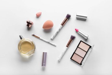 Kozmetik ve makyaj fırçaları beyaz, üst görünümde izole edilmiş