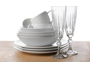 Temiz sofra takımı beyaz üzerine izole edildi