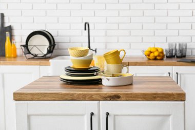 Modern yemek takımı mutfakta tezgahta.