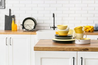 Modern yemek takımı mutfakta tezgahta.