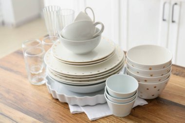 Hafif mutfakta ahşap tezgahta güzel yemek takımı.