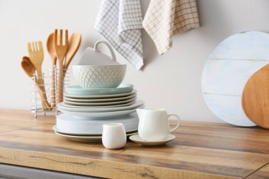 Mutfak tezgahında, ışık duvarının yanında güzel yemek takımı.