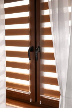 Modern odada jaluzili pencere