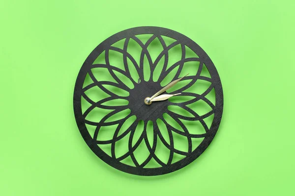 Nouvelle Horloge Moderne Sur Fond Vert — Photo