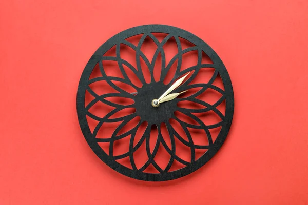 Nuevo Reloj Moderno Sobre Fondo Rojo —  Fotos de Stock