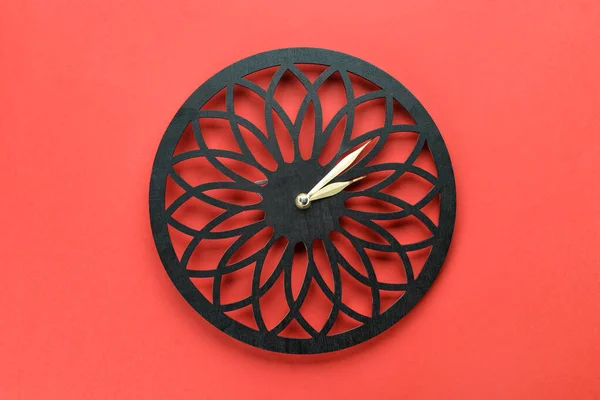 Nuovo Orologio Moderno Sfondo Rosso — Foto Stock