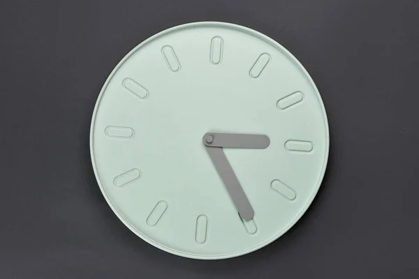 Neue Moderne Uhr Auf Dunklem Hintergrund — Stockfoto