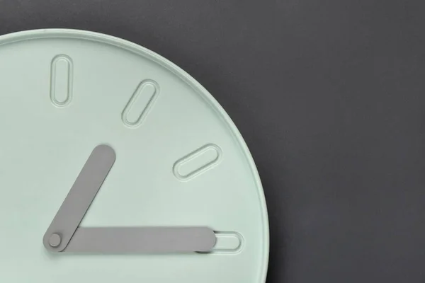 Nuevo Reloj Moderno Sobre Fondo Oscuro Primer Plano — Foto de Stock