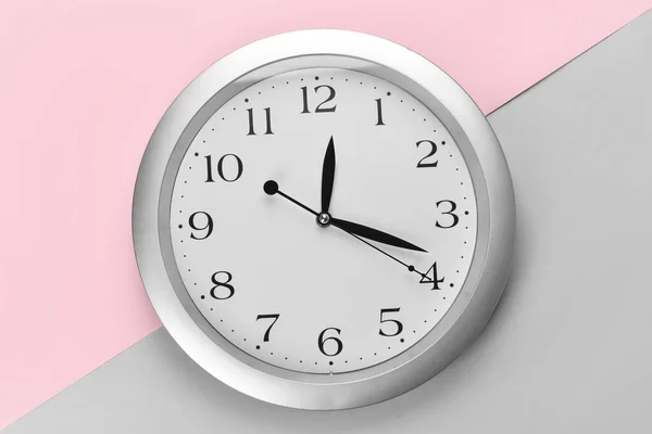 Nuevo Reloj Moderno Sobre Fondo Color —  Fotos de Stock