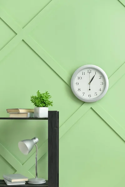 Table Books Houseplant Lamp Modern Clock Hanging Color Wall Room — Stock Photo, Image