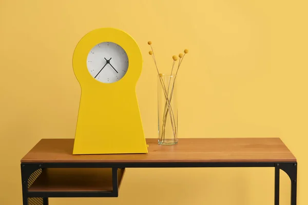 Table Modern Clock Vase Flowers Color Wall Room — Stock Photo, Image