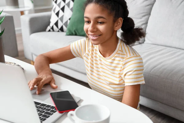 Αφροαμερικανή Έφηβη Που Χρησιμοποιεί Φορητό Υπολογιστή Στο Σπίτι — Φωτογραφία Αρχείου