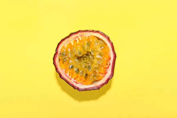 Delicious Cut Passion Fruit Yellow Background — Stock Photo, Image