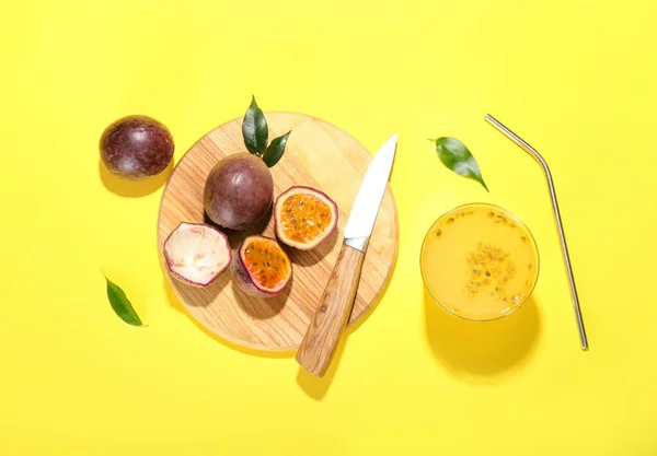 Glass Delicious Juice Board Passion Fruits Yellow Background — Stock Photo, Image