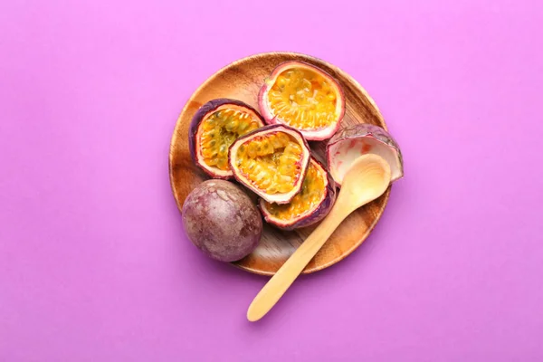 Plate Delicious Passion Fruits Spoon Purple Background — Stock Photo, Image