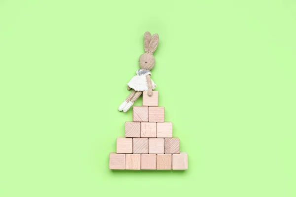 Holzwürfel Mit Spielzeug Auf Grünem Hintergrund — Stockfoto