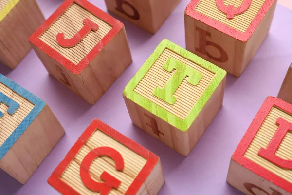 Holzwürfel Mit Buchstaben Auf Violettem Hintergrund Nahaufnahme — Stockfoto