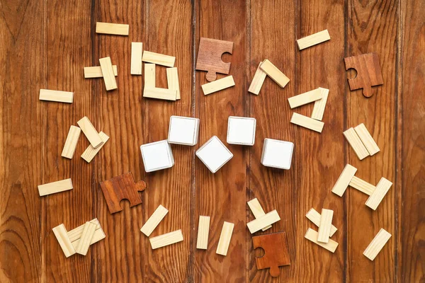 Würfel Mit Blöcken Und Puzzleteilen Auf Holzgrund — Stockfoto