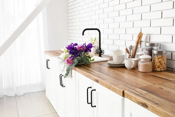 Sink Beautiful Flowers Kitchen Utensils Food Counters White Brick Wall — Stock Photo, Image