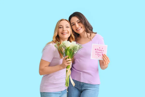 Ung Kvinna Och Hennes Mor Med Blommor Och Gratulationskort För — Stockfoto