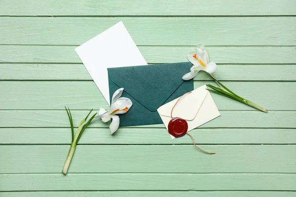 Kuvert Med Kort Och Blommor Grön Trä Bakgrund — Stockfoto
