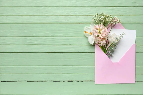 Kuvert Med Kort Och Blommor Grön Trä Bakgrund — Stockfoto