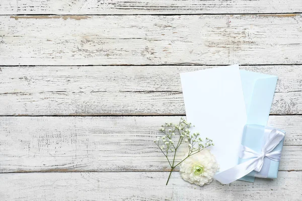 Envelope Com Cartão Presente Flores Fundo Madeira Branca — Fotografia de Stock