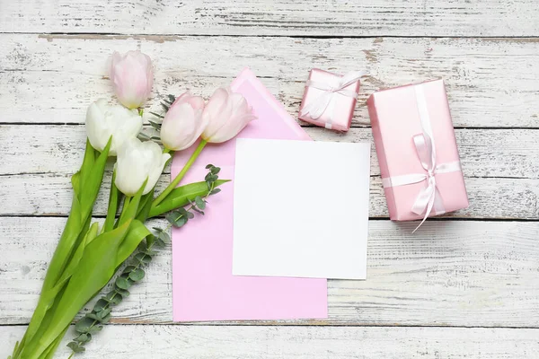 Envelope Card Presents Flowers White Wooden Background — Stock Photo, Image