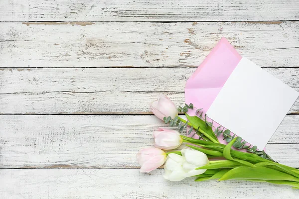 Enveloppe Avec Carte Blanche Fleurs Sur Fond Blanc Bois — Photo
