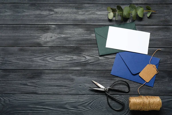 Envelopes Com Cartão Tesoura Eucalipto Corda Sobre Fundo Madeira Escura — Fotografia de Stock